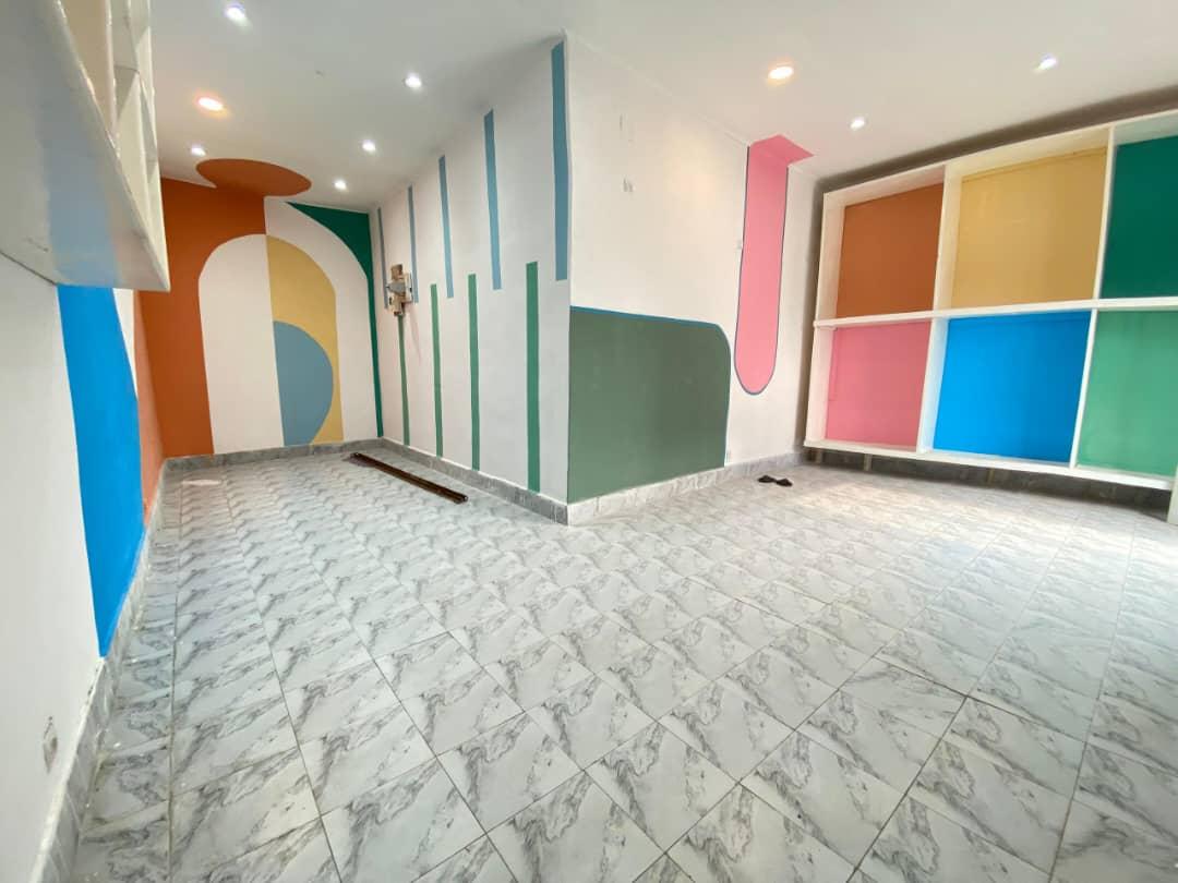 Boutique à louer à Ouenzé – Brazzaville (bord du goudron) à Brazzaville