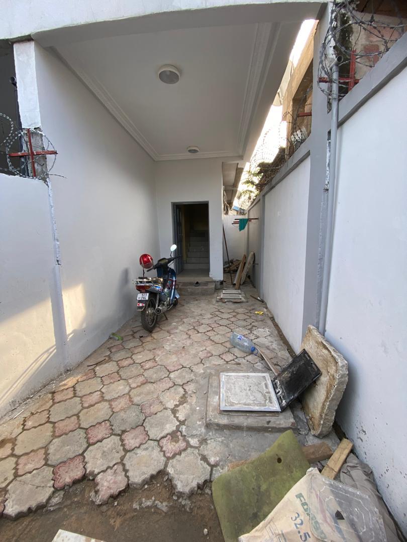 Appartement 3 chambres seul dans la parcelle à louer à Brazzaville – La Poudrière (proche goudron, Église ICC) à Brazzaville