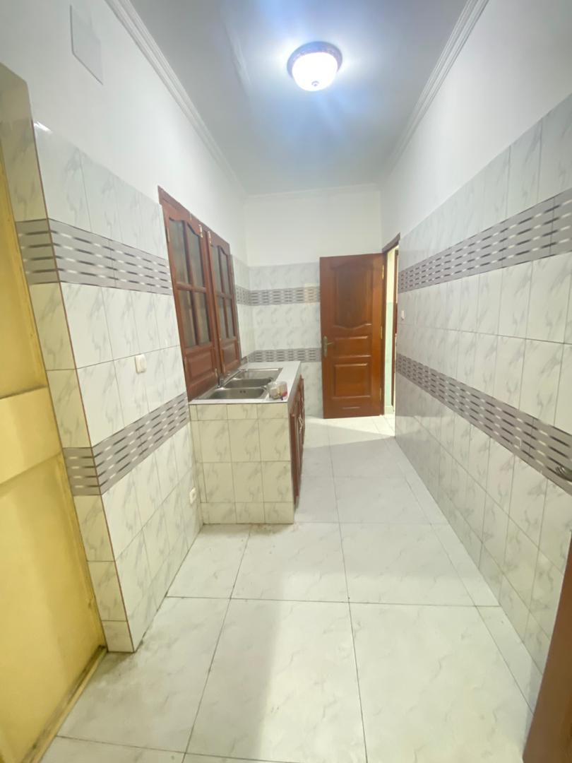 MAISON PLAIN-PIED 3 CHAMBRES SALON À LOUER – Ouenzé à Brazzaville