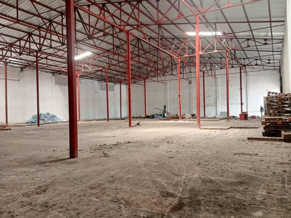 Location Entrepôt Logistique 1200 m² – Brazzaville, Quartier M’Pila