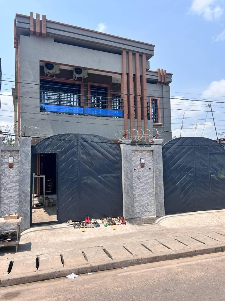 Duplex Moderne Neuf à Louer à Bacongo – Secteur Mpissa / Avenue Charles de Gaulle