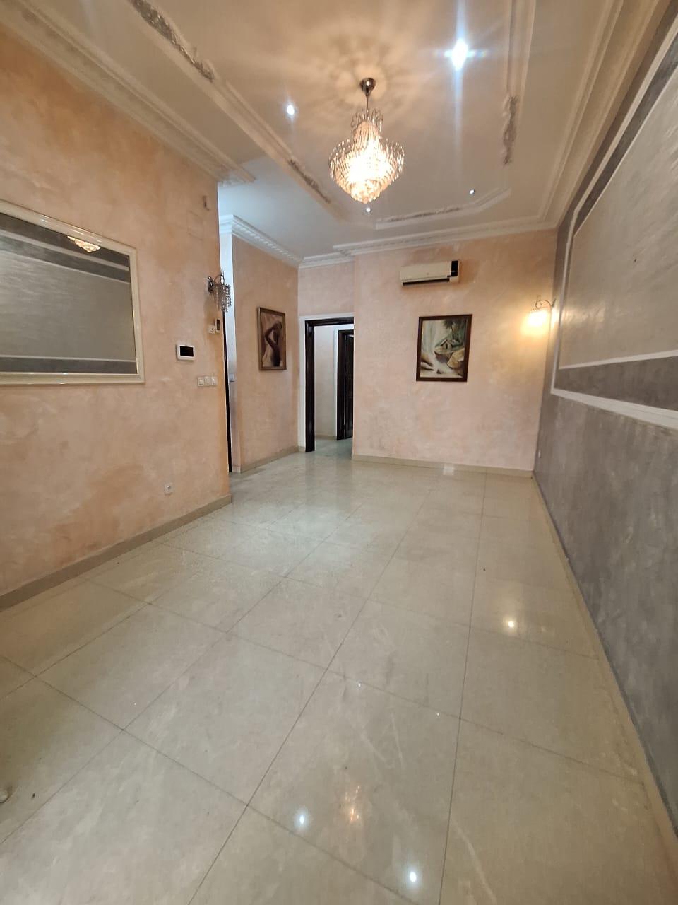 : Appartement F3 standing à louer – Ouenzé, Rond-point Koulounda (Bord du goudron)