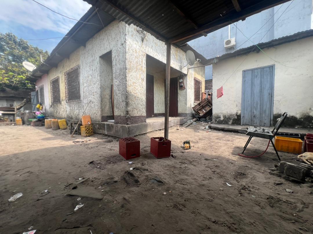 Opportunité Immobilière – Demi-parcelle avec Rapport Locatif à Moungali, Brazzaville