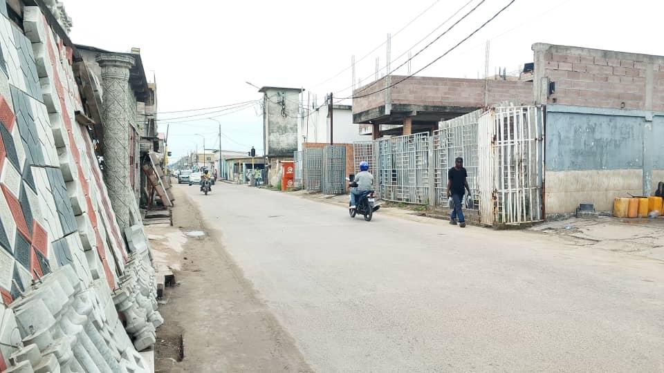 Terrain Commercial en Angle – 300 m² sur Goudron Principal – Moungali, Brazzaville