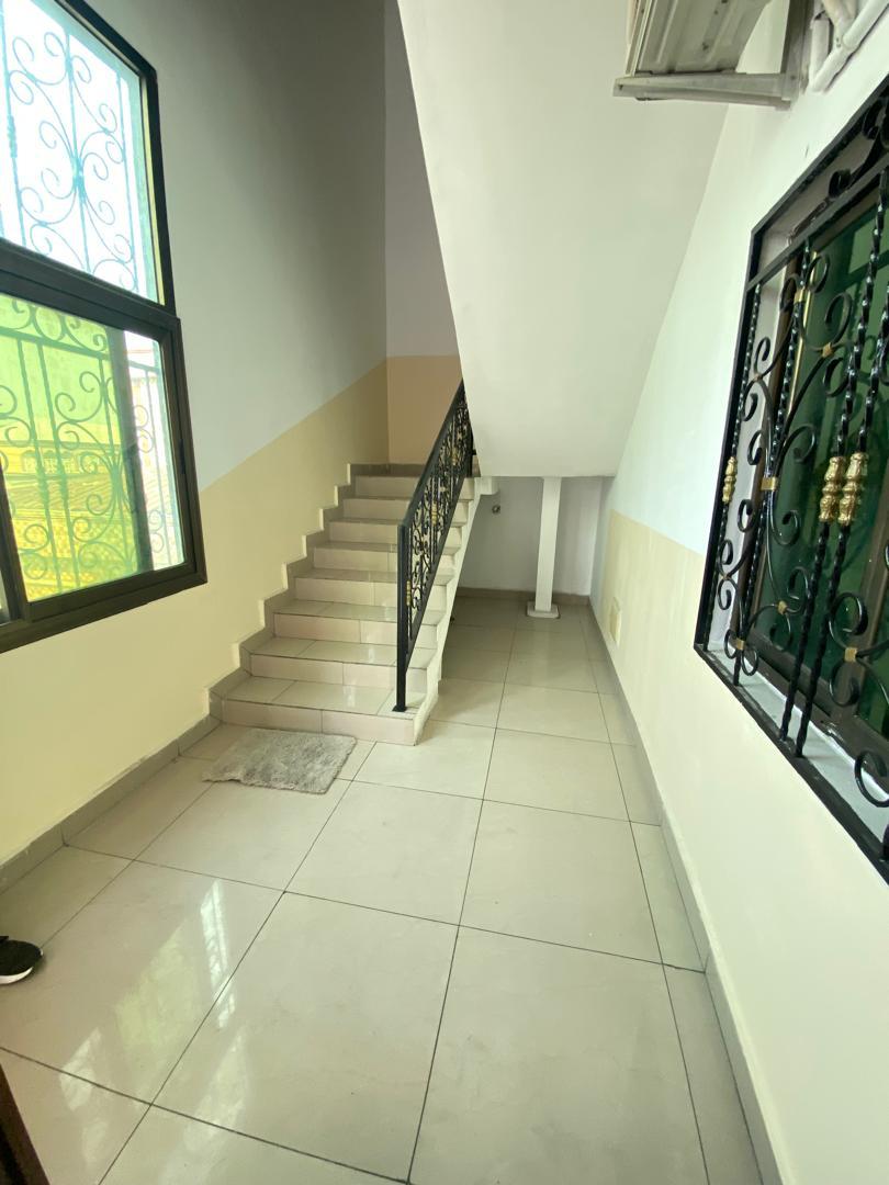 🏡 APPARTEMENT À LOUER À OUENZÉ – BRAZZAVILLE | 4 CHAMBRES 300 000 fcfa