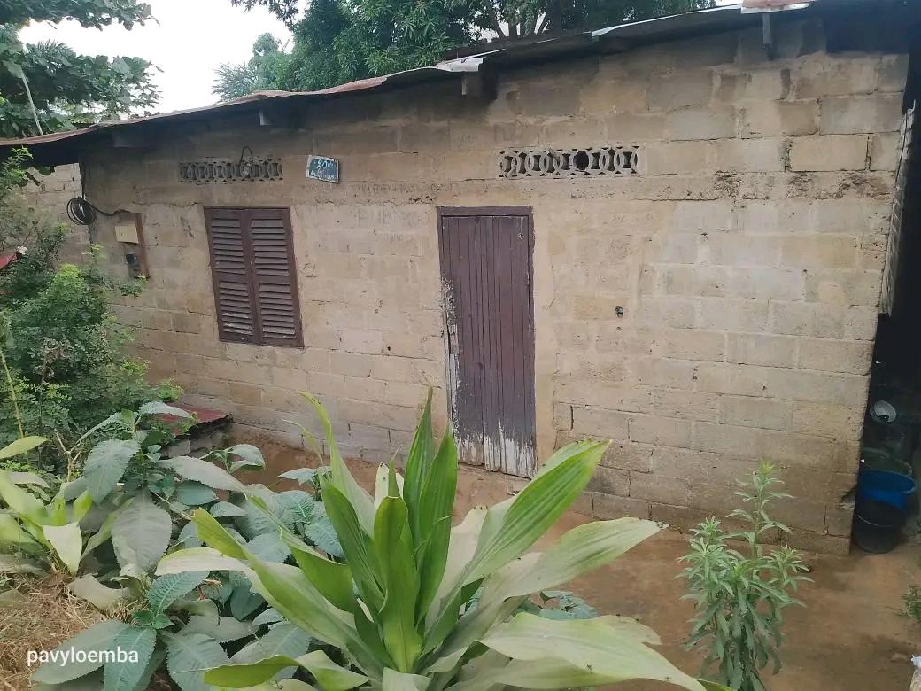 AFFAIRE URGENTE : DEMI-PARCELLE À VENDRE À BRAZZAVILLE (MOUKOUNDZI-NGOUAKA)