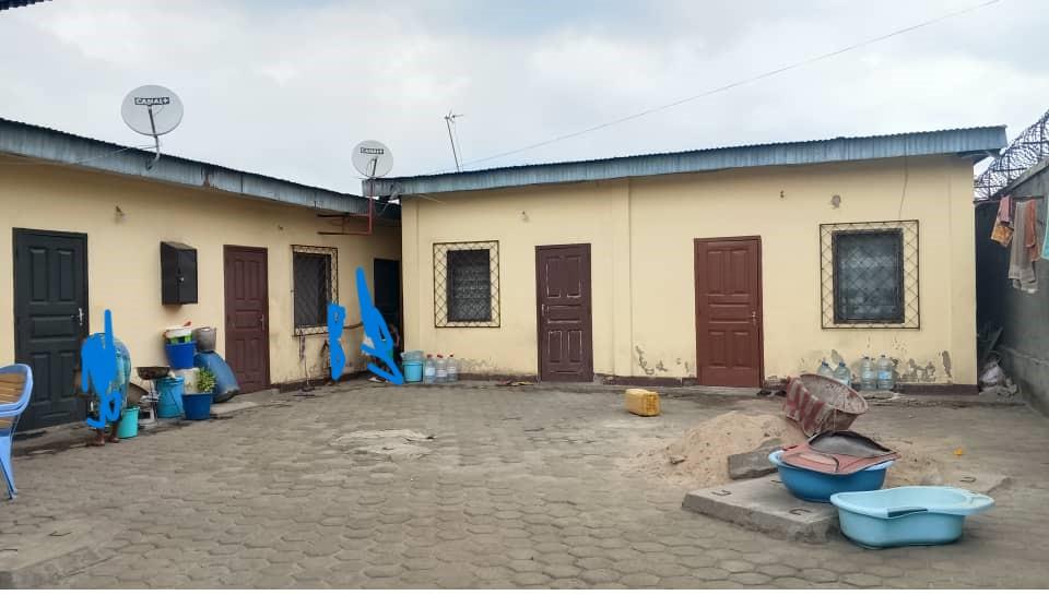 DEMI PARCELLE DE  10 m/20 m soit 200 m²  À VENDRE - MOUKONDO - MAZALA