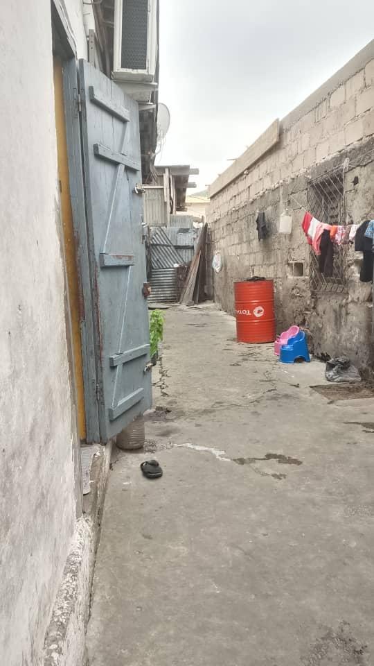 Opportunité Immobilière : Demi-Parcelle Idéalement Située à Moungali -Brazzaville