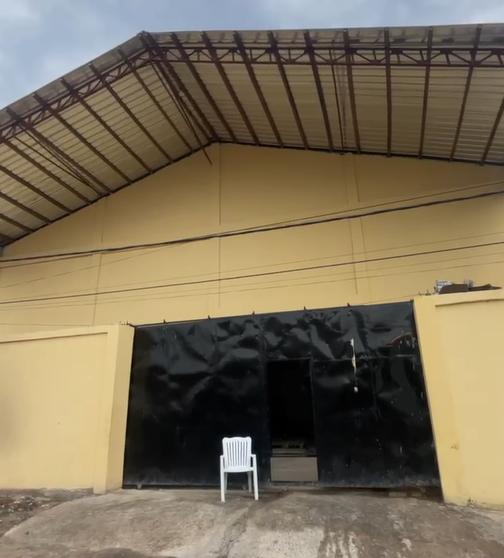 Grand entrepôt de 700 m² à louer – Centre-ville vers Poto Poto